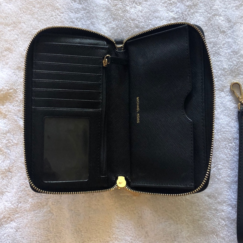 Micheal Kors wallet. - Picture 3 of 5